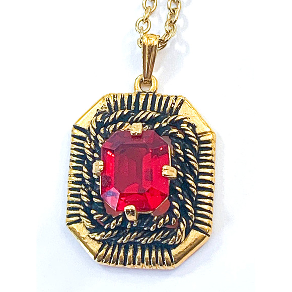 Sarah Coventry "Majorca" Red Cut Glass Pendant with Antiqued Gold Setting - 1969 - Picture 3 of 10